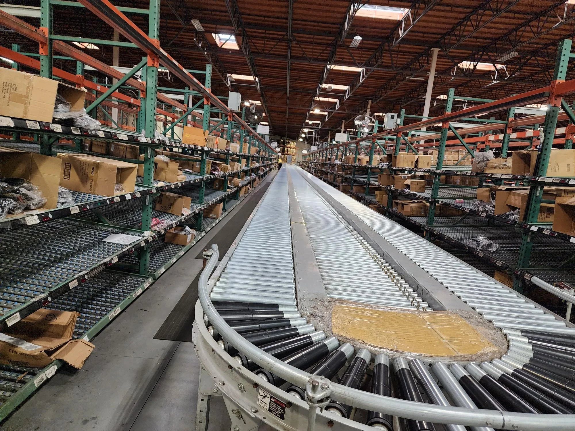 Gravity conveyor turn between storage and picking areas